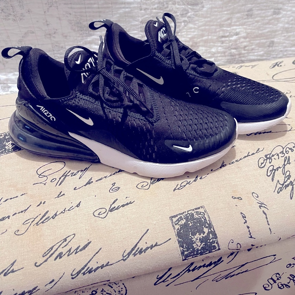 Sz 10 Nike Air Max 270 / Black & White